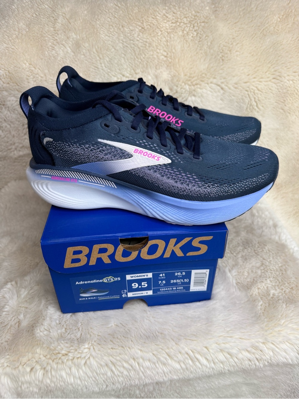 New in Box 🐬 Women’s Brooks - Adrenaline GTS 25